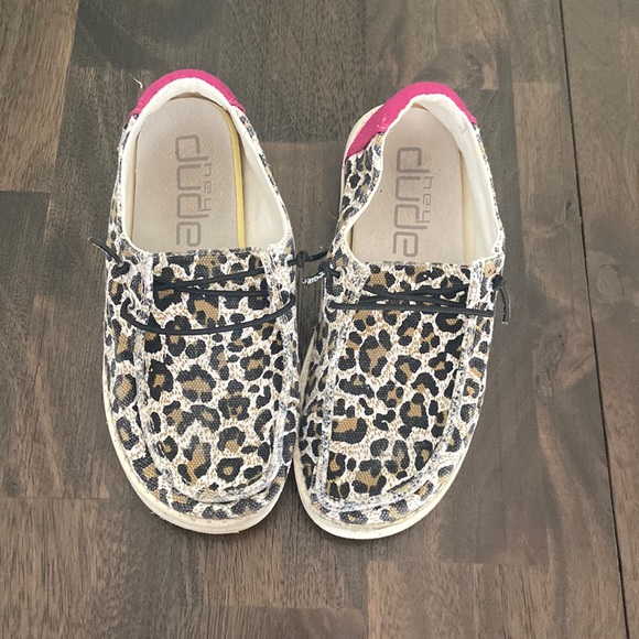 Hey Dude Wendy Youth Cheetah Slip On Shoes Sz Y2 EUC - Picture 1 of 13